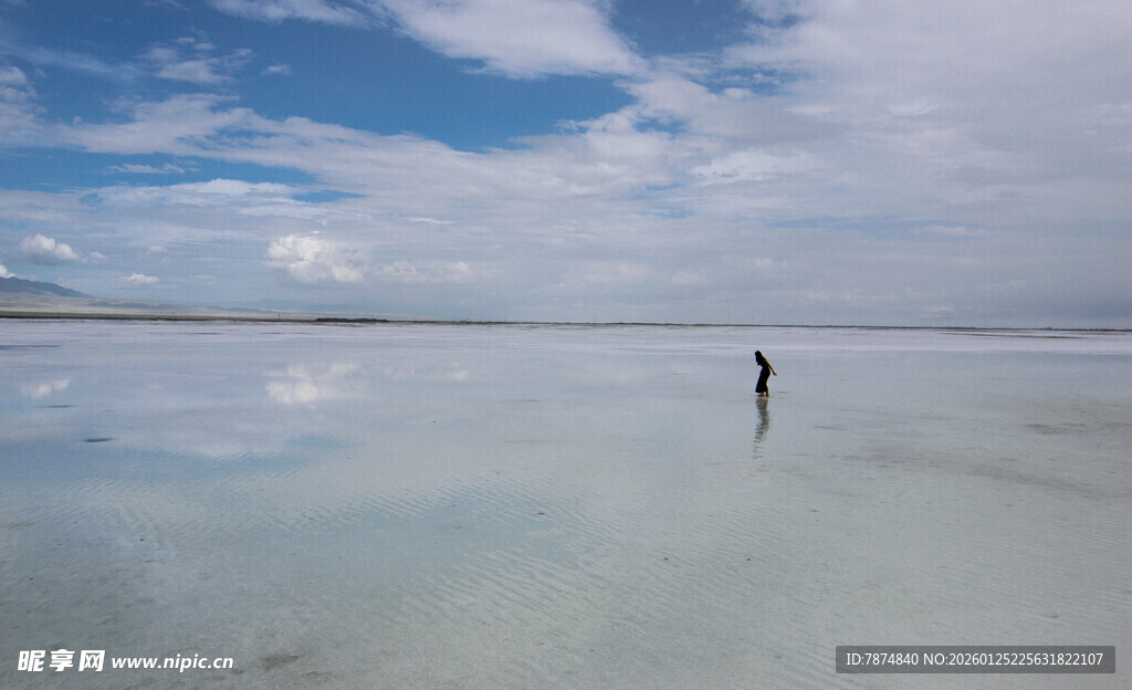 漫步于空灵盐湖之上