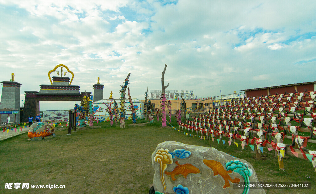 草原景区壮观祈福场景