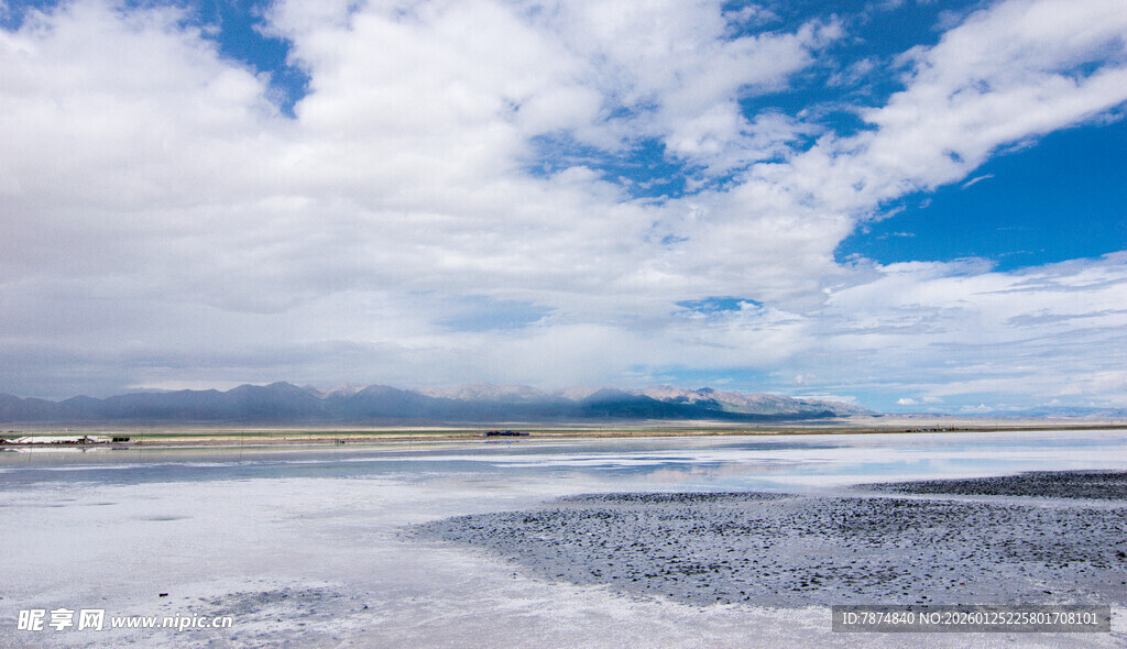 蓝天白云下的广袤盐湖