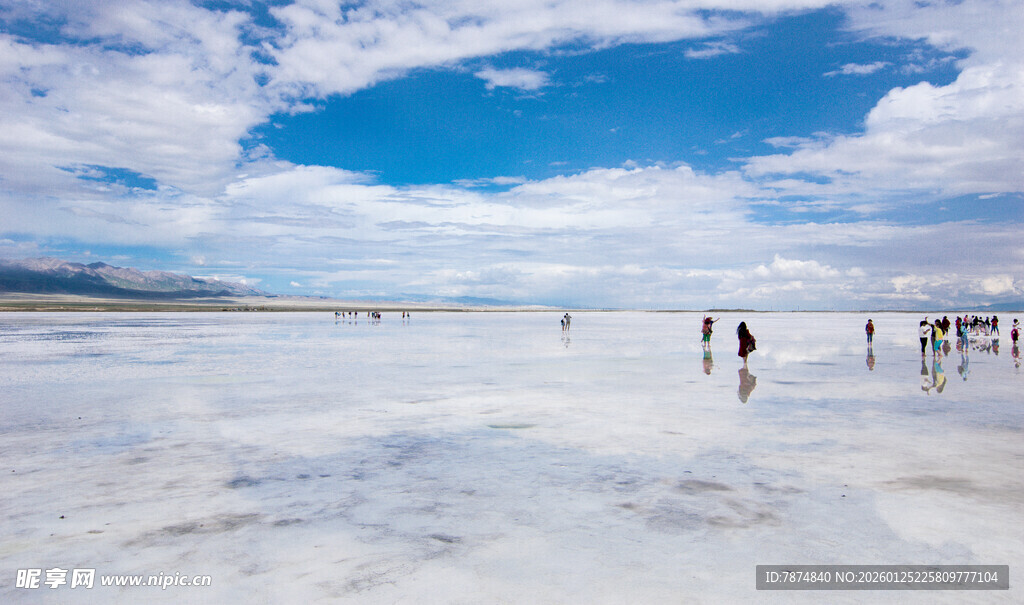 梦幻盐湖 漫步的游人