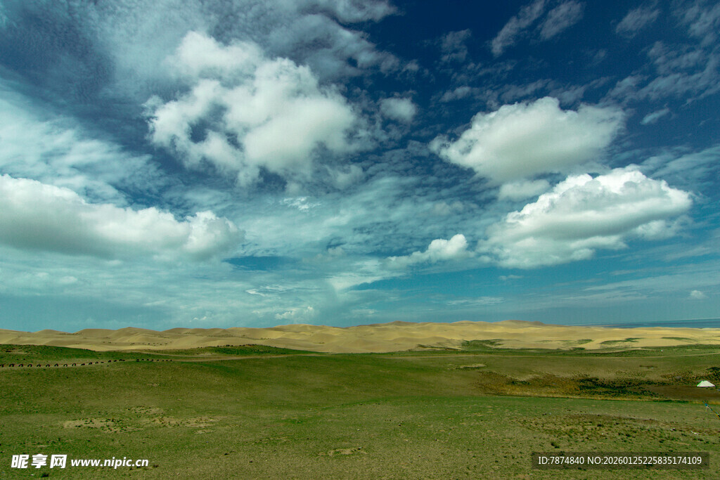 广袤草原上的蓝天白云