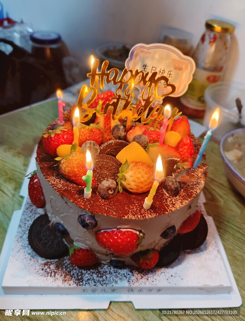 生日蛋糕插蜡烛