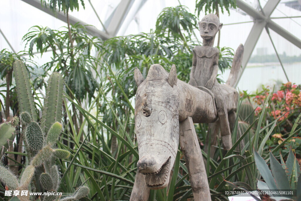 温室中的奇特木质雕塑