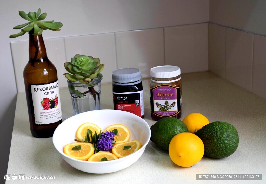 厨房中的蔬果与饮品组合