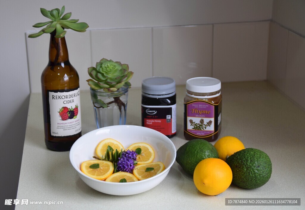 厨房台面上的多样食材