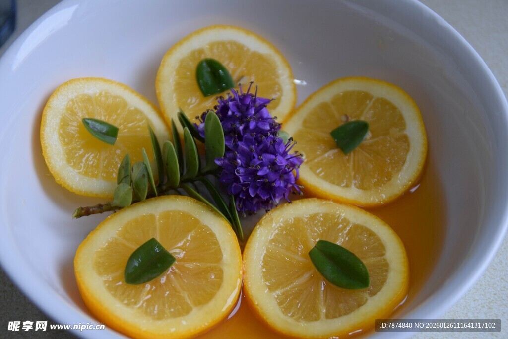 柠檬片装饰的清新饮品