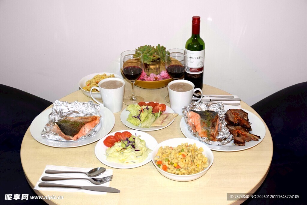 丰盛餐桌美食与美酒