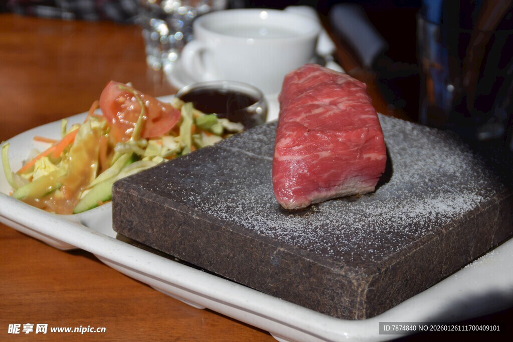 美味牛排配多彩沙拉