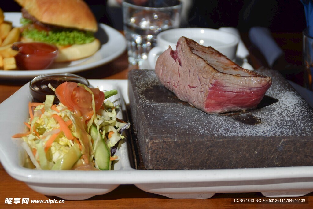 美味牛排套餐与多样美食