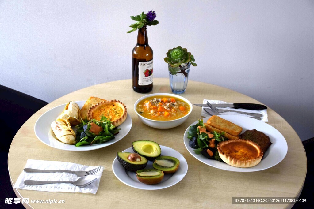 美味佳肴摆于简约餐桌