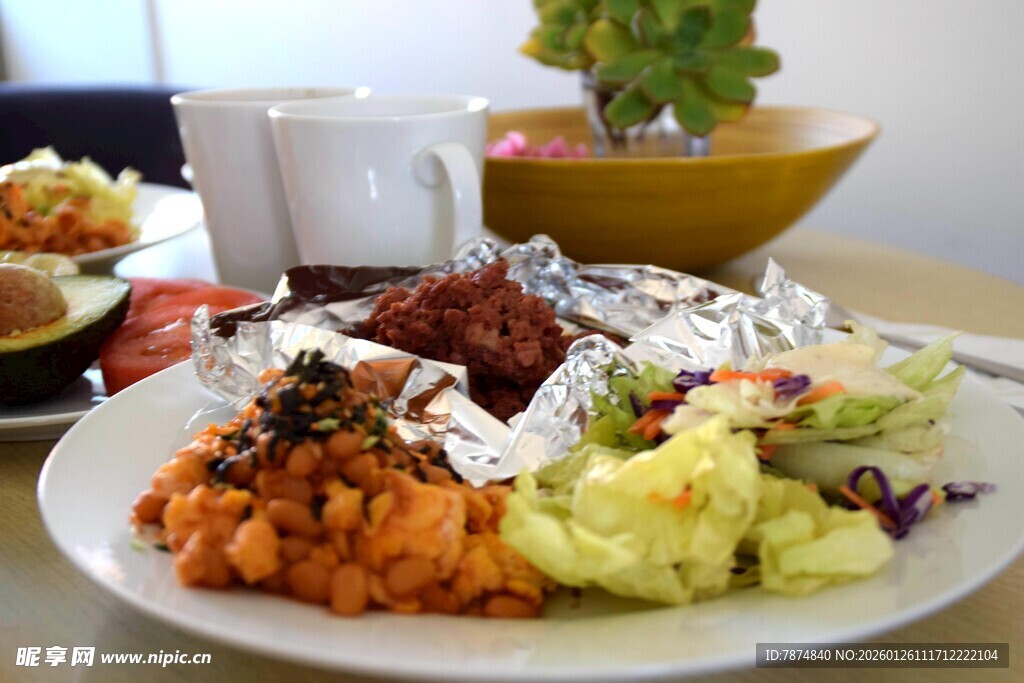 丰盛美味的多样餐食拼盘