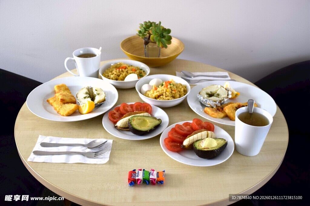 丰盛早餐摆放在圆桌上