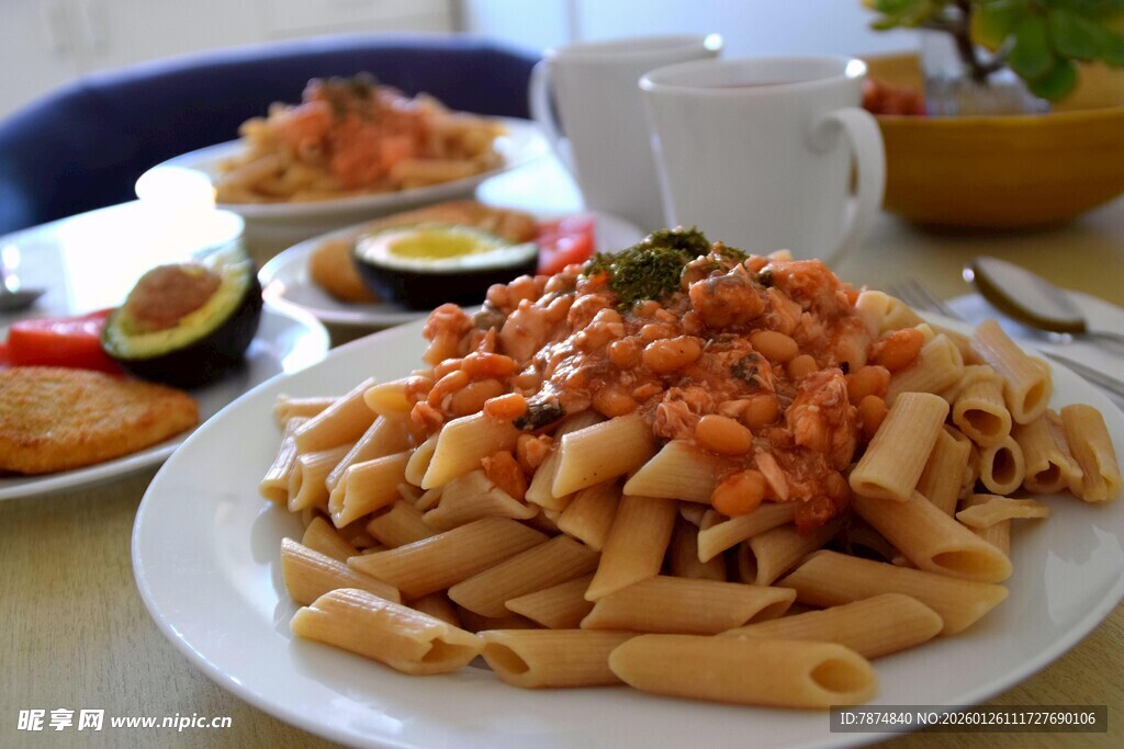 美味肉酱意面摆放在餐桌