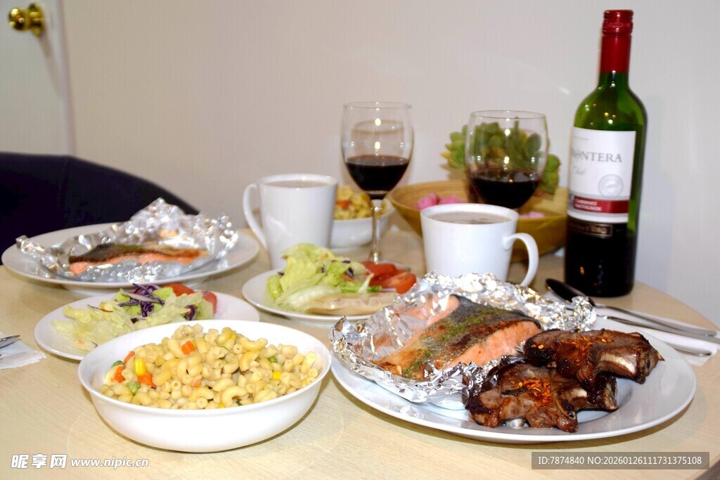 丰盛餐桌美食与美酒相伴