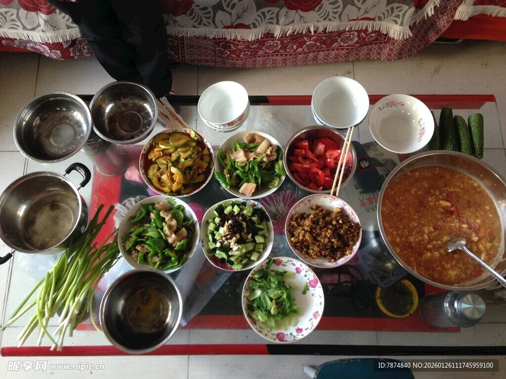 丰盛多样的家庭菜肴摆桌