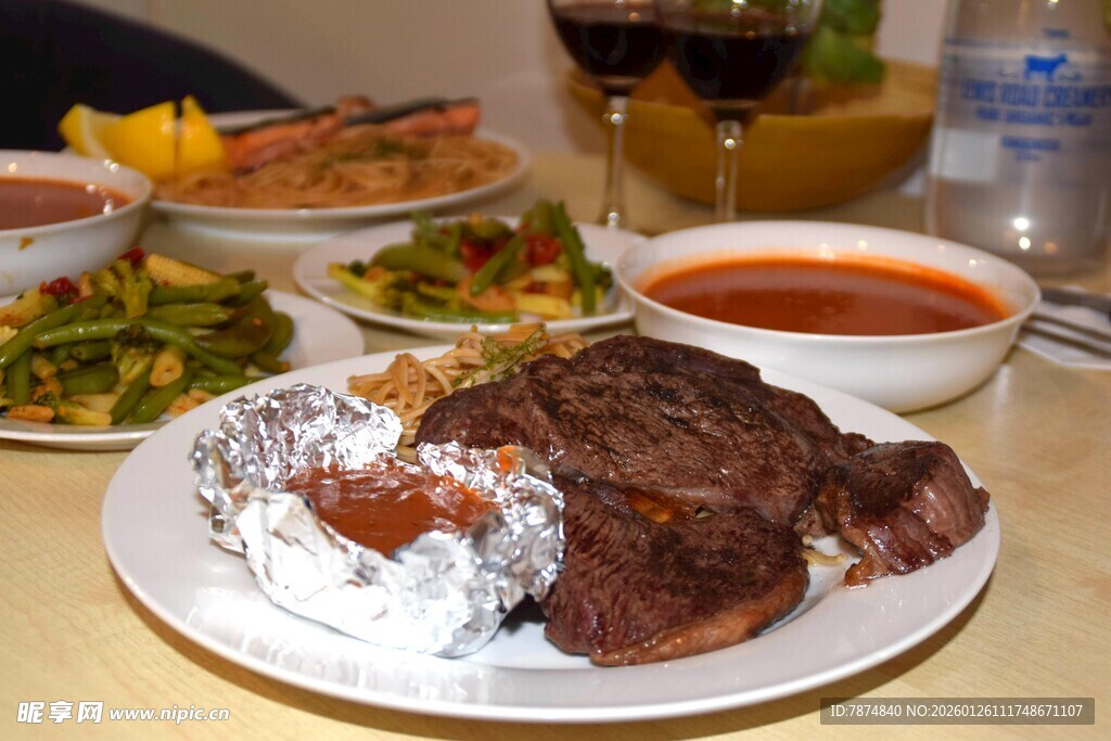 美味西餐牛排与多样配菜
