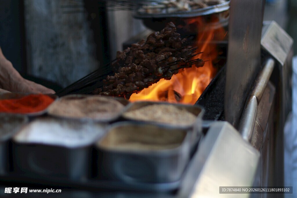 街头炭火烤肉诱人场景