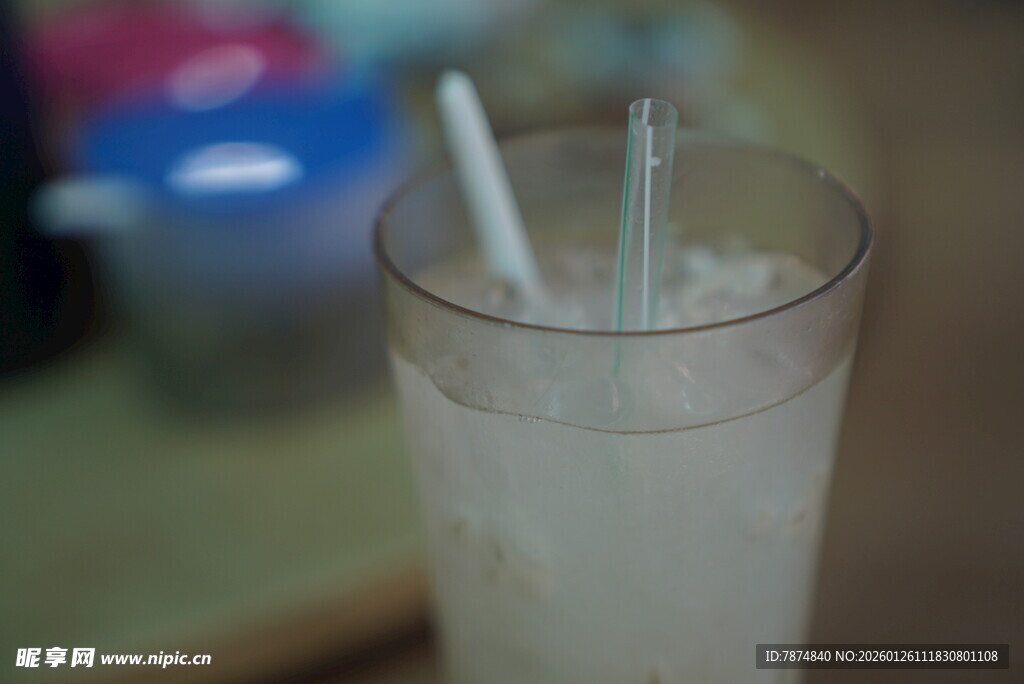 透明杯中插着吸管的饮品