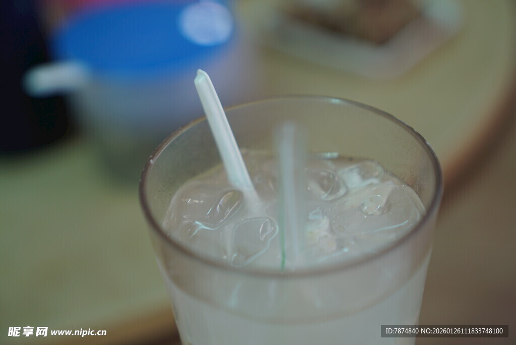 透明杯中插着吸管的饮料