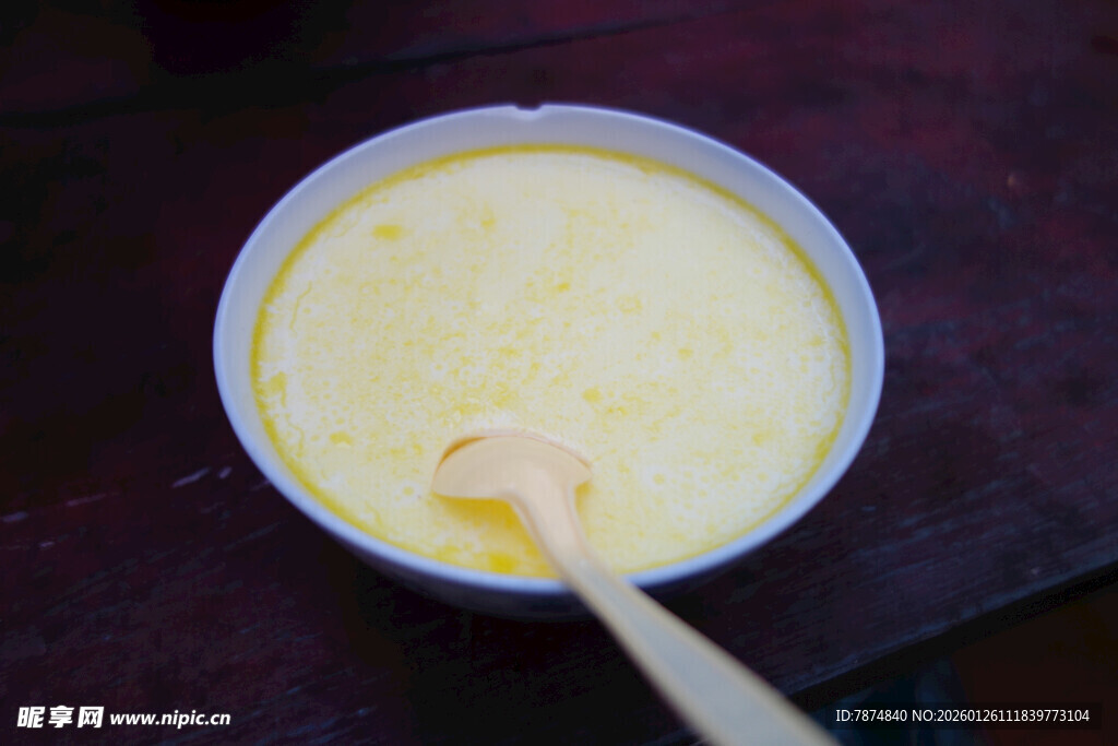 一碗美味的黄色糊状食物