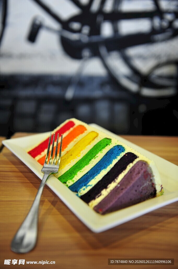 彩虹色甜点搭配银色餐叉