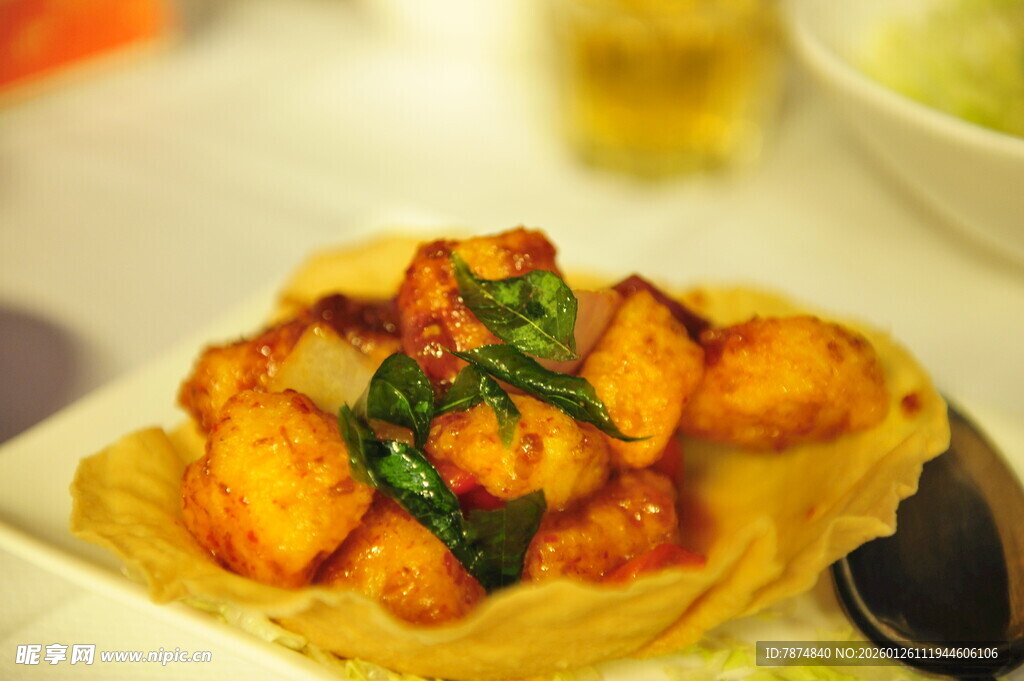 美味香煎豆腐配绿叶