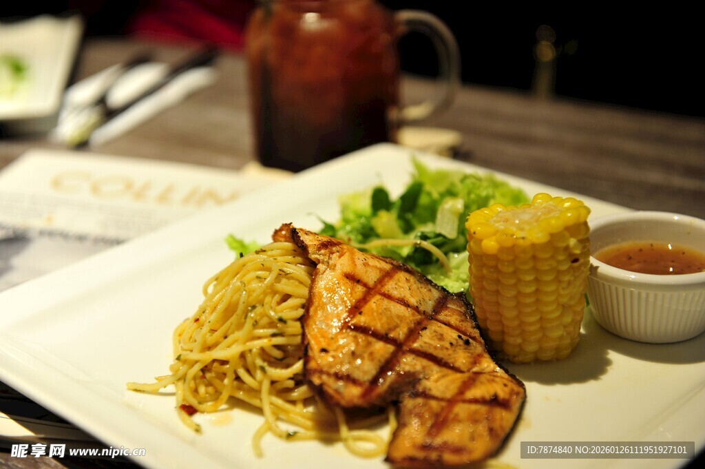 美味烤鸡胸配意面与蔬菜