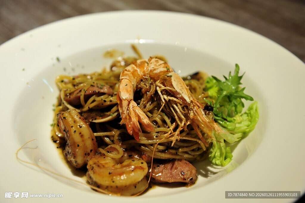 虾仁炒面配蔬菜