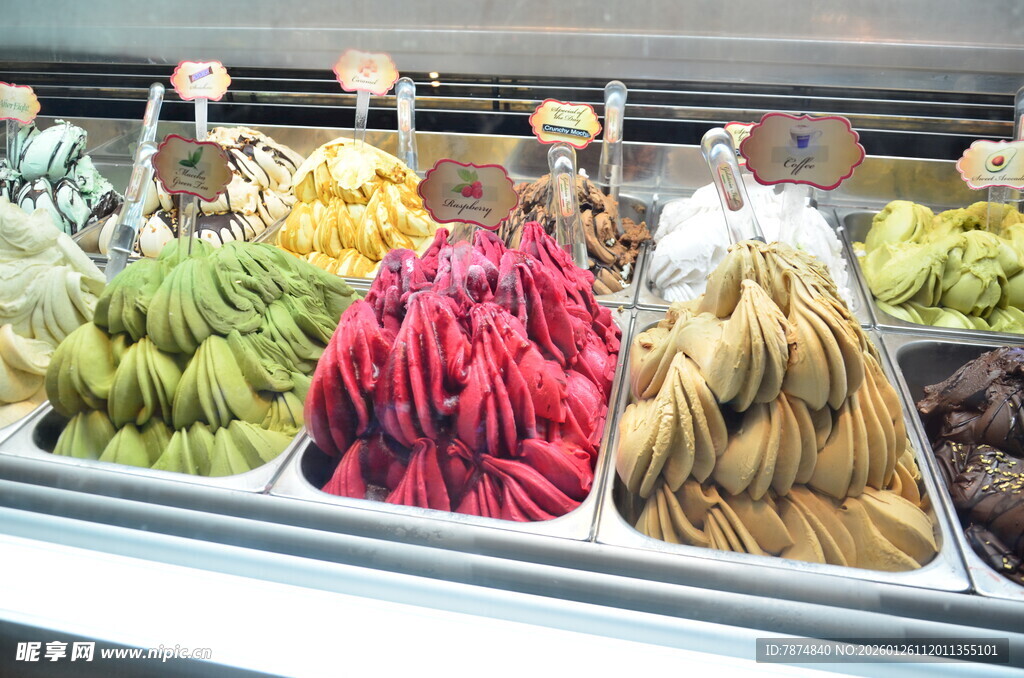 多彩水果陈列于冷藏柜中