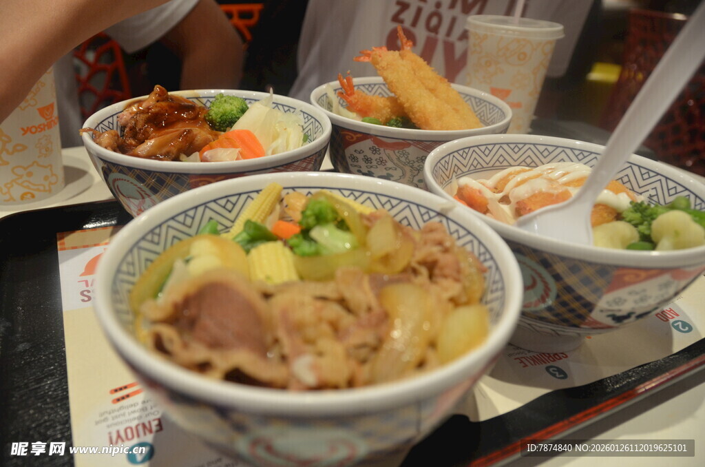 美味多样的日式盖饭套餐