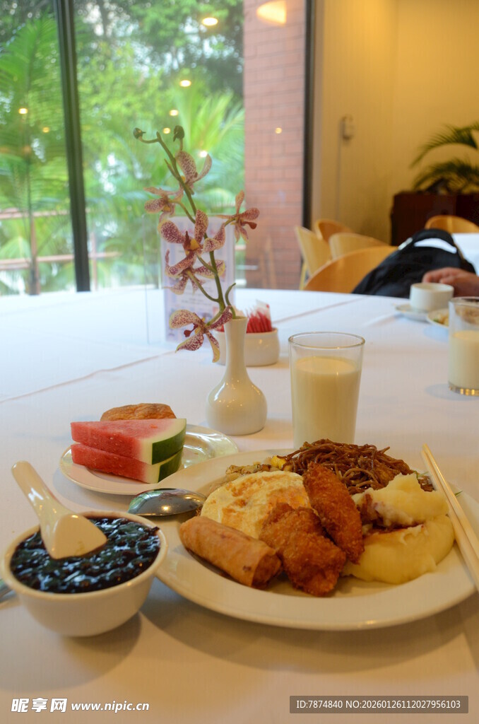 丰盛早餐摆放在温馨餐桌