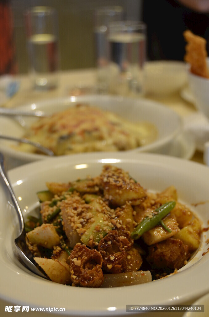 美味菜肴摆上餐桌