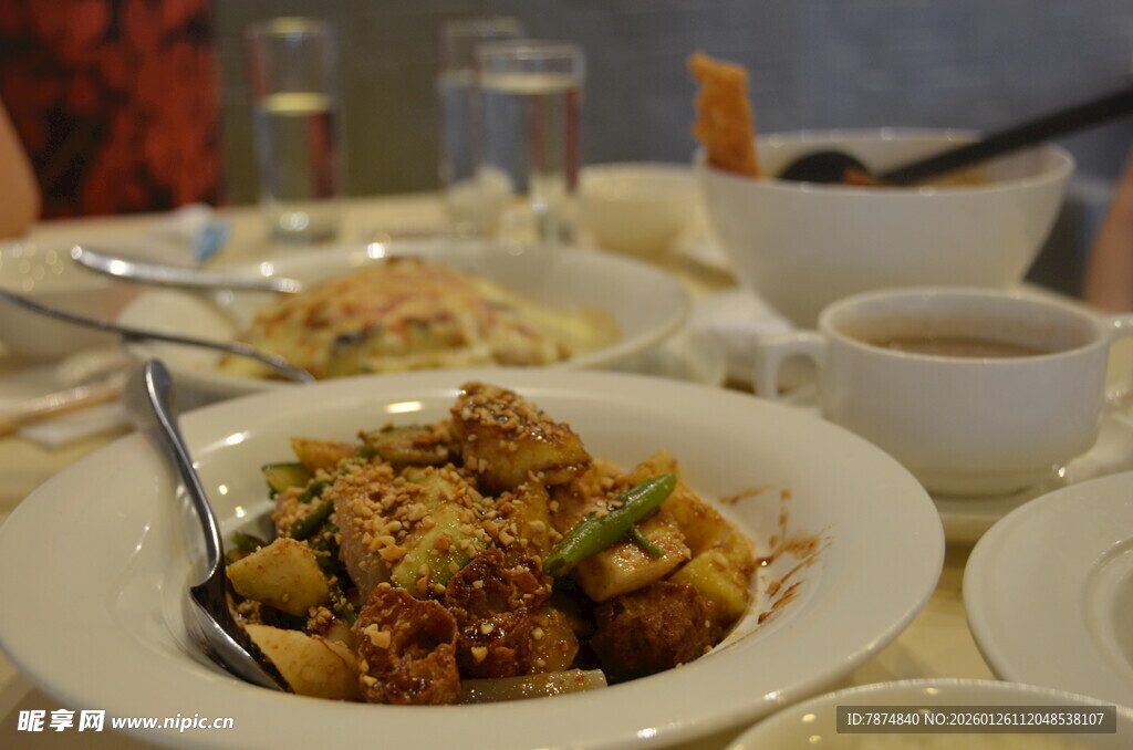 丰盛中式菜肴摆上餐桌