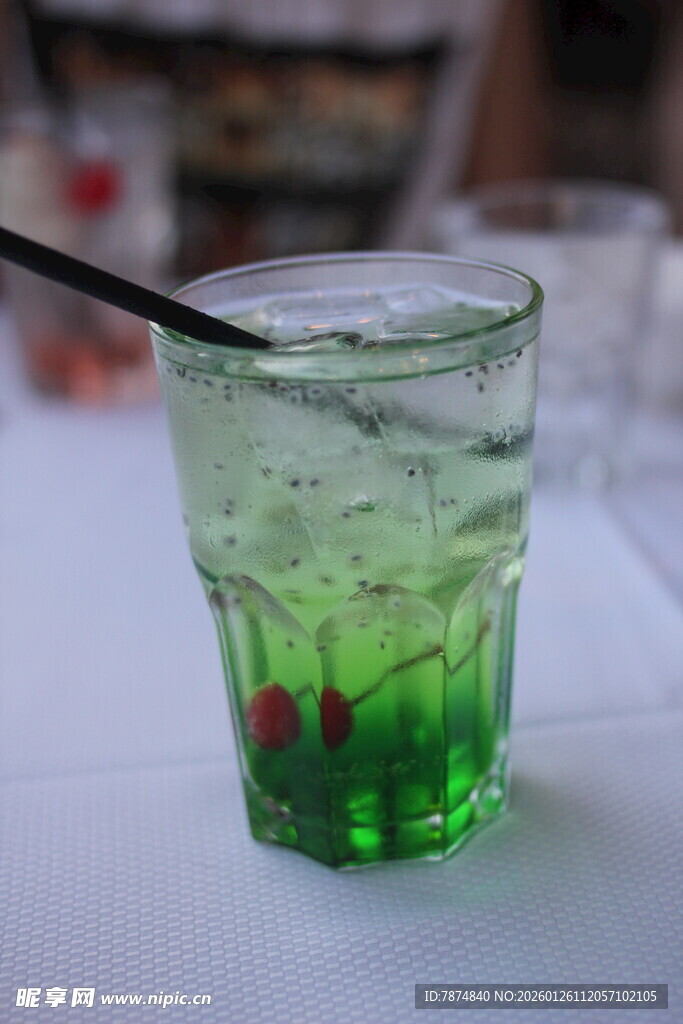 绿色清凉饮品玻璃杯装