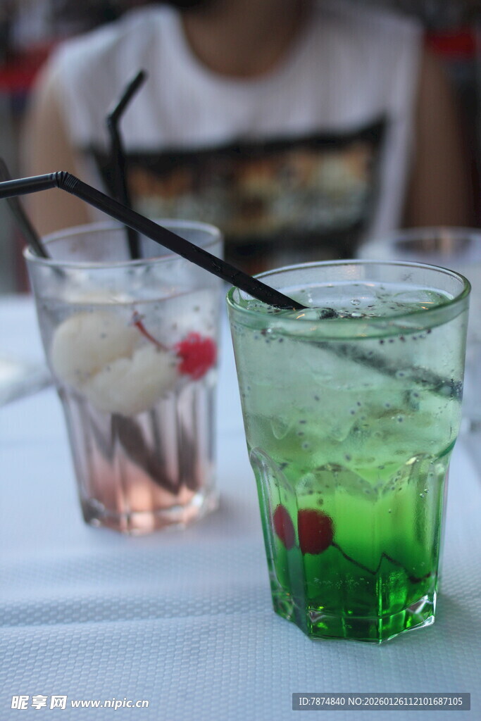 多彩清凉饮品摆放在桌前