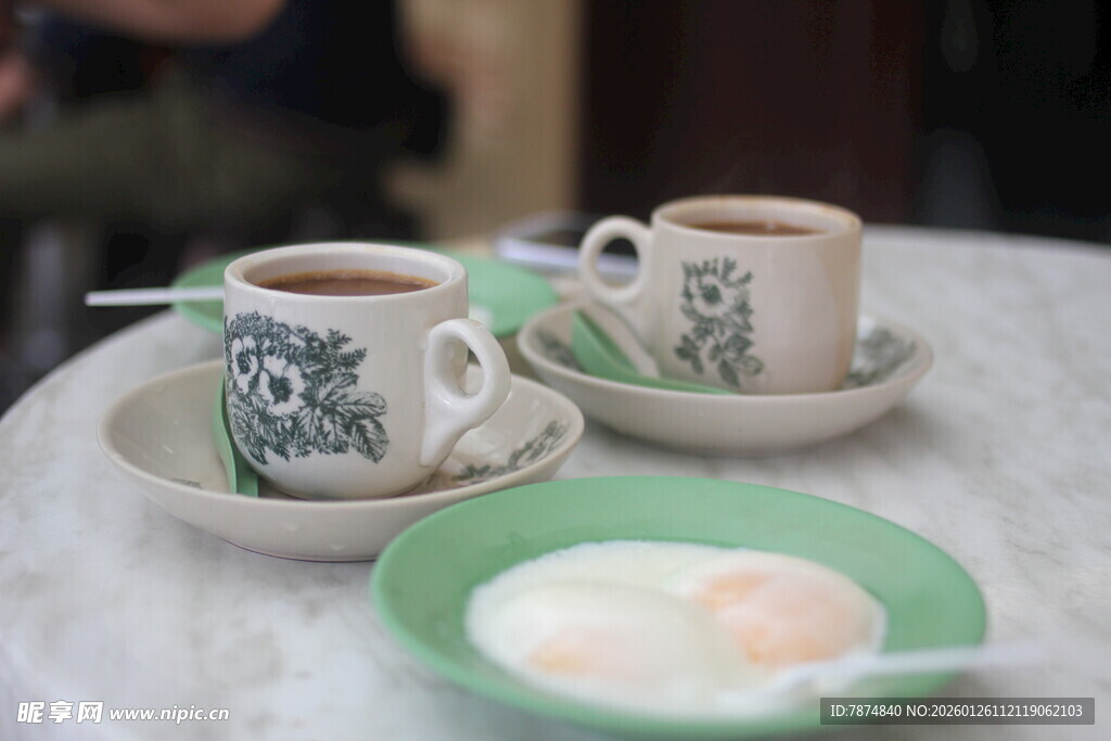 复古风早餐杯碟与煎蛋