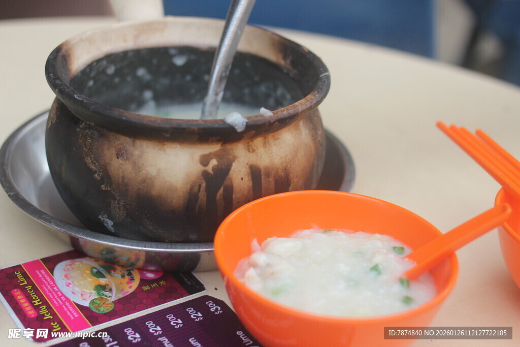 砂锅粥搭配小碗粥场景