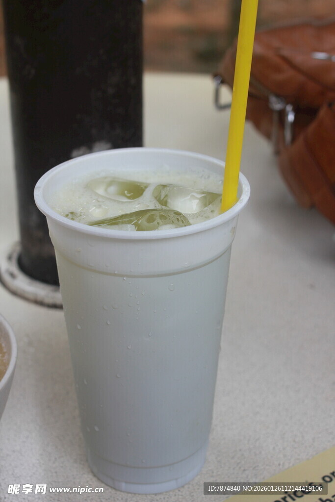 白色杯装青柠饮品