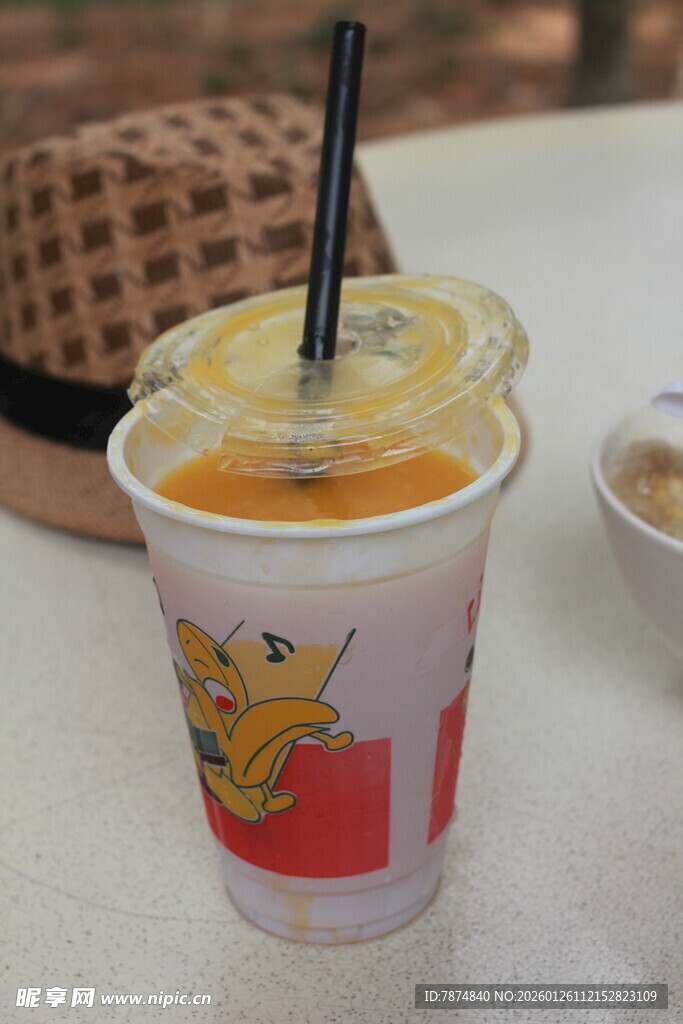 卡通图案纸杯装的冰饮