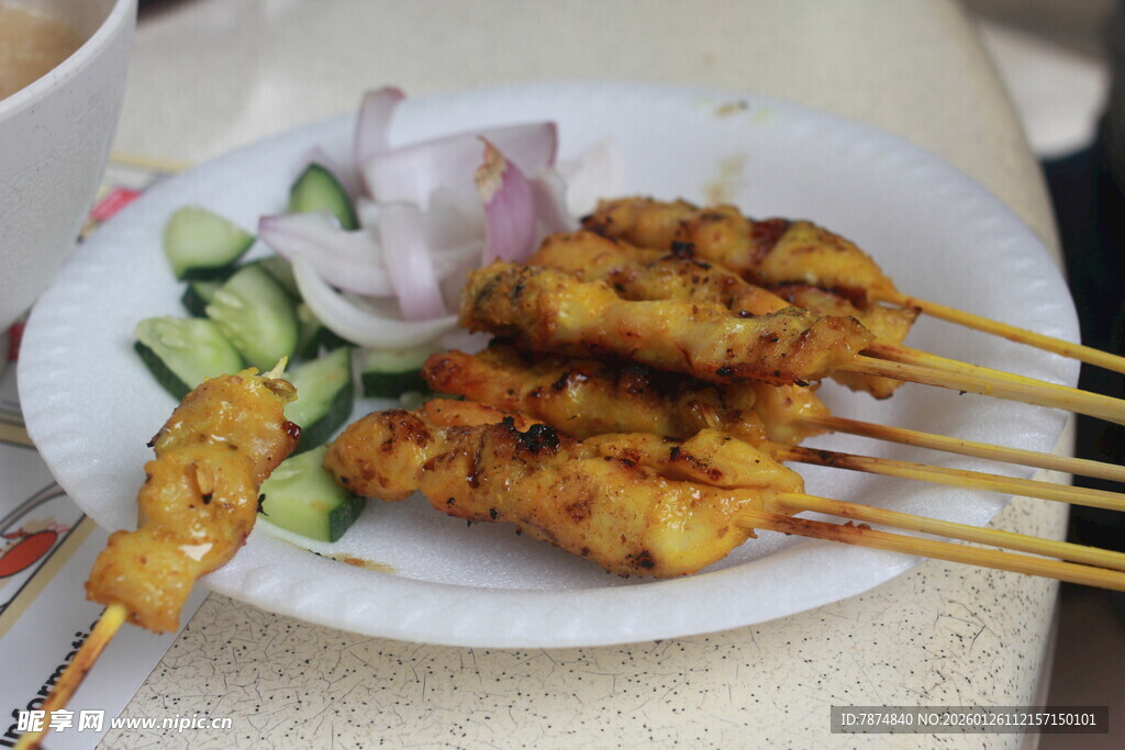 美味烤肉串搭配清爽配菜