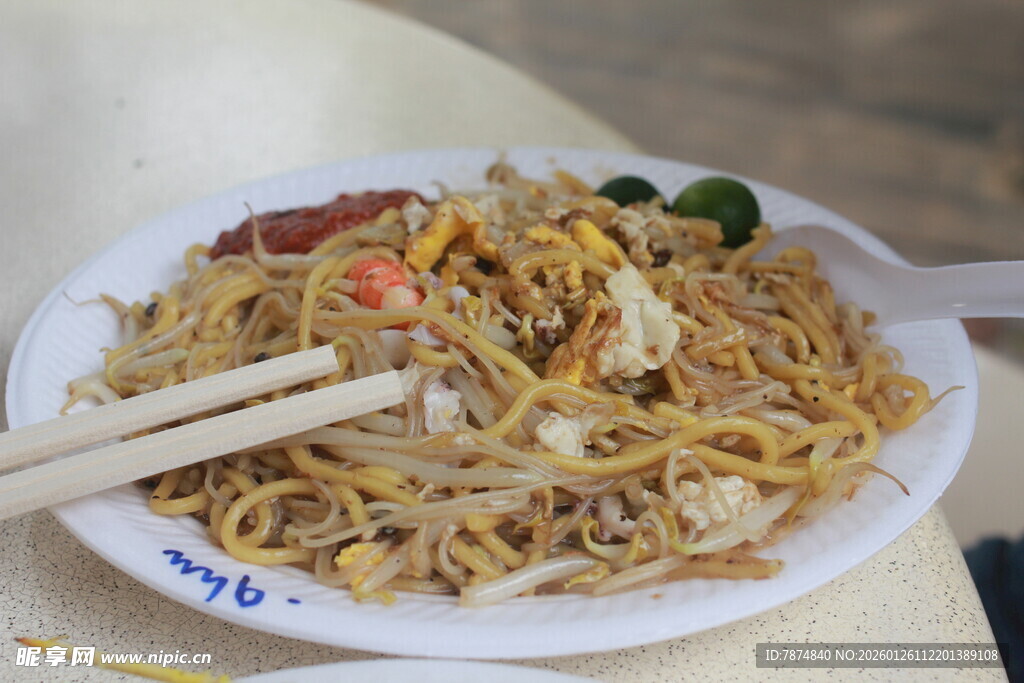 美味炒面配筷子