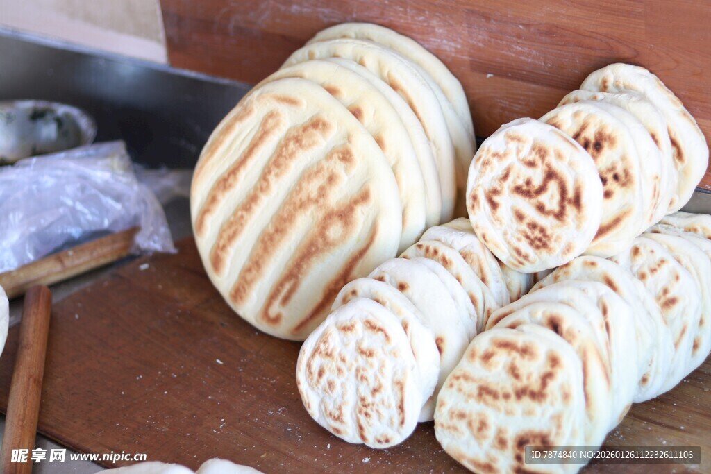 美味烤制面饼堆叠展示