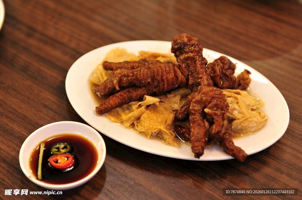 香酥炸物配蘸料美味诱人