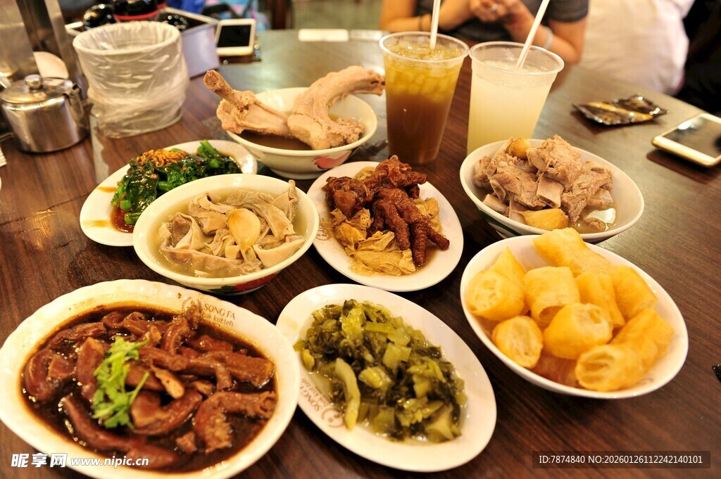 丰盛中式菜肴摆满一桌