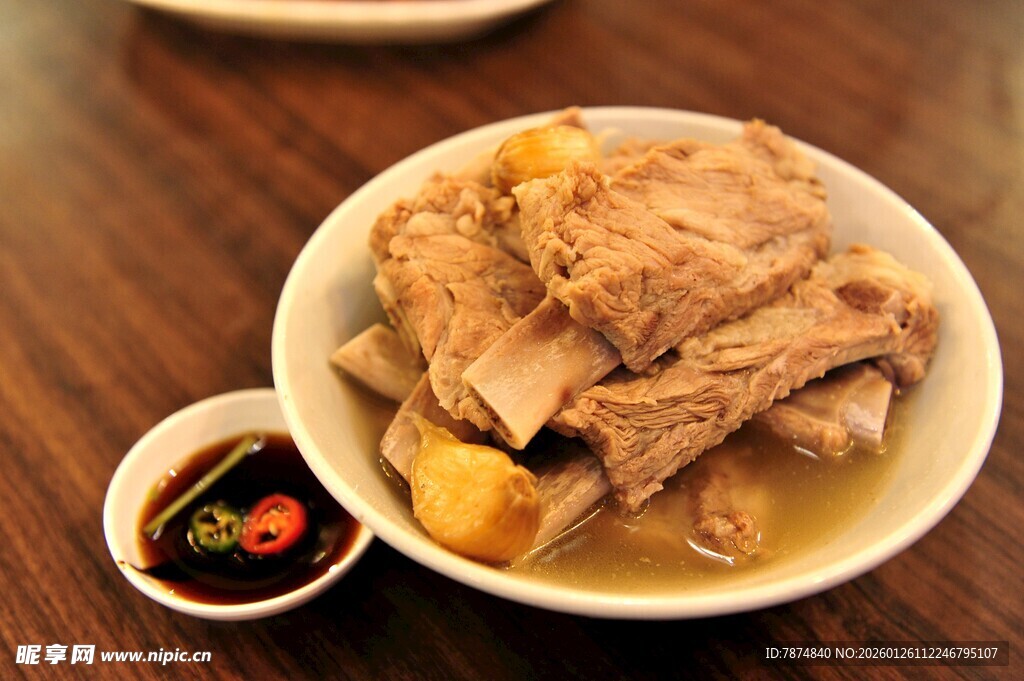 香浓炖肉配特色蘸料