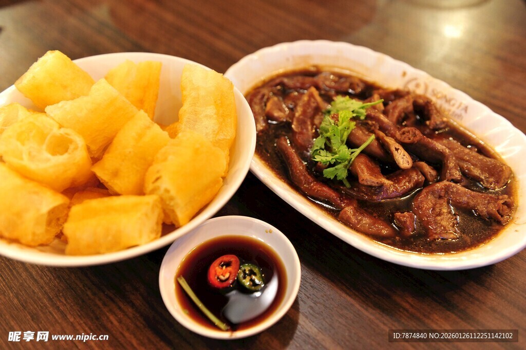 美味卤味与炸物组合