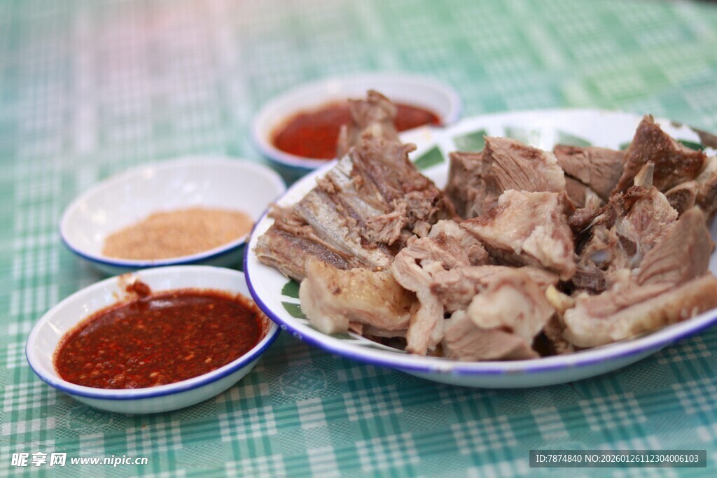 美味手撕肉搭配多样蘸料