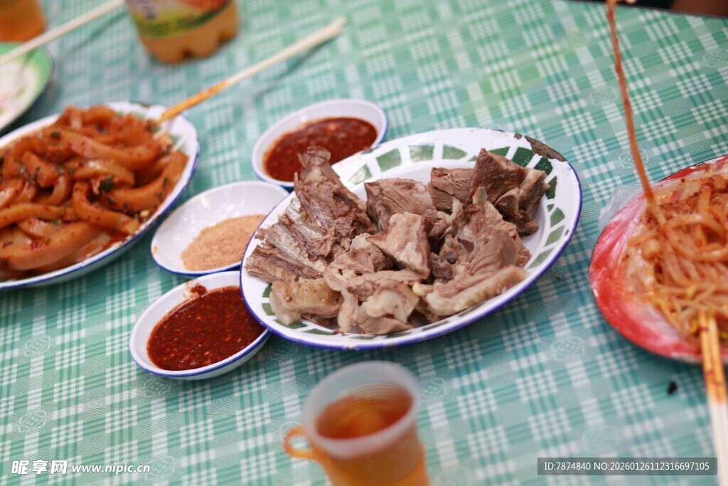 美味烧烤拼盘摆上桌