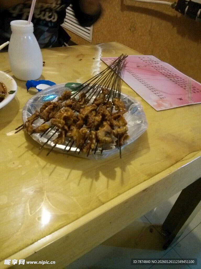 桌上美味烤串诱人