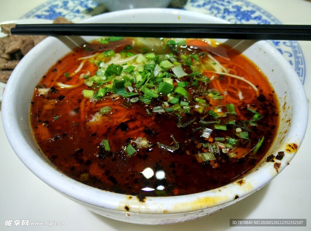 红油飘香的美味特色小面